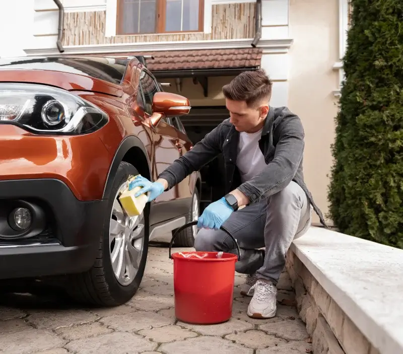 Lavage auto à domicile Bagnoles de l'Orne Normandie : professionnel intervenant sur un véhicule